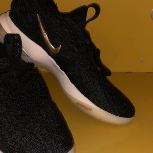 LEBRON 15 LOW black // gold